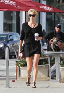 Charlize Theron feet photo thumbnail