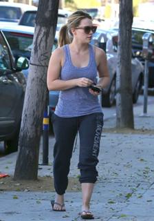 Hilary Duff feet photo thumbnail