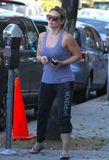 Hilary Duff feet photo thumbnail
