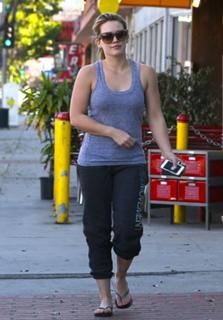 Hilary Duff feet photo thumbnail