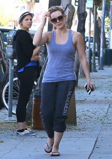 Hilary Duff feet photo thumbnail