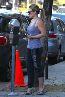 Hilary Duff feet photo thumbnail