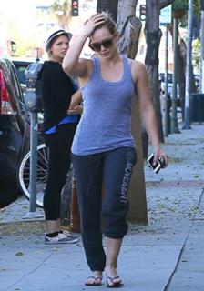 Hilary Duff feet photo thumbnail