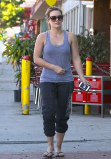 Hilary Duff feet photo thumbnail