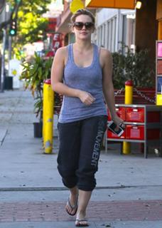 Hilary Duff feet photo thumbnail