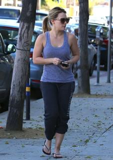 Hilary Duff feet photo thumbnail