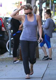 Hilary Duff feet photo thumbnail