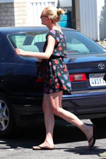 Kirsten Dunst feet photo thumbnail
