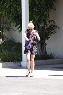 Kirsten Dunst feet photo thumbnail