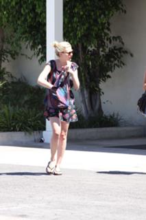 Kirsten Dunst feet photo thumbnail