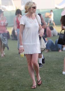 Kirsten Dunst feet photo thumbnail