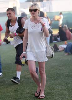 Kirsten Dunst feet photo thumbnail