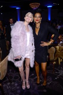 Miley Cyrus feet photo thumbnail