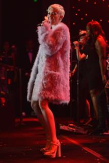 Miley Cyrus feet photo thumbnail