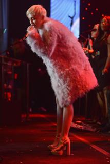 Miley Cyrus feet photo thumbnail