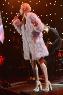 Miley Cyrus feet photo thumbnail