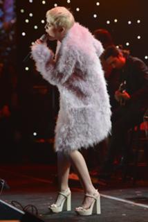Miley Cyrus feet photo thumbnail