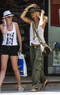 Elle Macpherson feet photo thumbnail