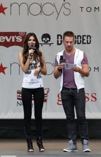 Victoria Justice feet photo thumbnail