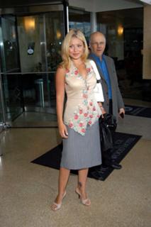 Kelly Ripa feet photo thumbnail