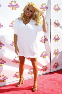 Pamela Anderson feet photo thumbnail