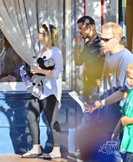 Demi Lovato feet photo thumbnail