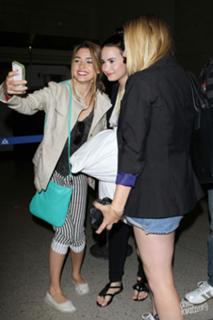 Demi Lovato feet photo thumbnail