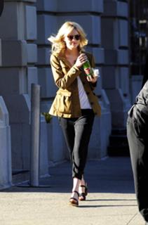 Emma Stone feet photo thumbnail