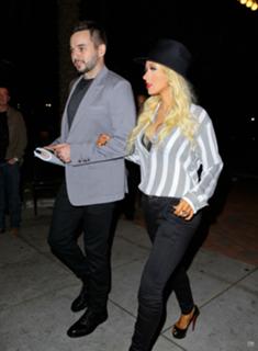 Christina Aguilera feet photo thumbnail