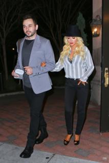 Christina Aguilera feet photo thumbnail