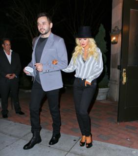 Christina Aguilera feet photo thumbnail