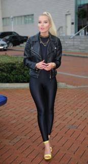 Helen Flanagan feet photo thumbnail