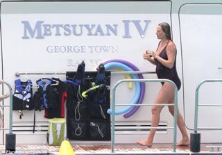Uma Thurman feet photo thumbnail