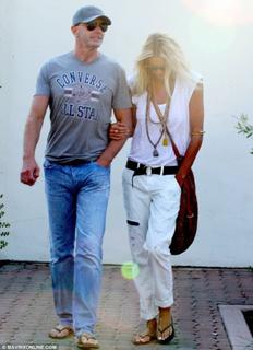 Elle Macpherson feet photo thumbnail