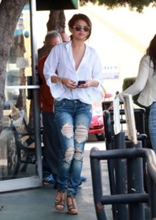 Selena Gomez feet photo thumbnail