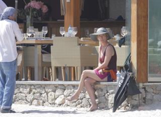 Emma Thompson feet photo thumbnail