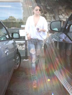 Selena Gomez feet photo thumbnail