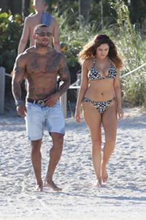 Kelly Brook feet photo thumbnail
