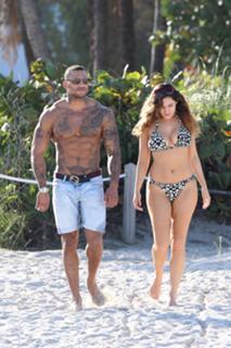Kelly Brook feet photo thumbnail