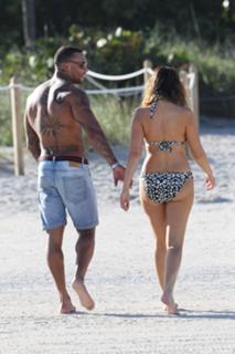Kelly Brook feet photo thumbnail