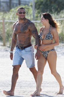 Kelly Brook feet photo thumbnail
