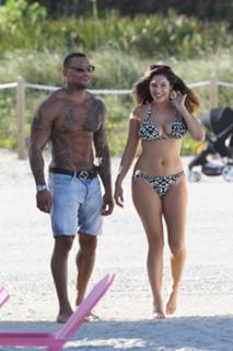 Kelly Brook feet photo thumbnail