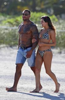 Kelly Brook feet photo thumbnail