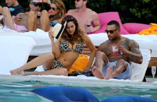 Kelly Brook feet photo thumbnail