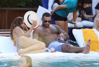 Kelly Brook feet photo thumbnail