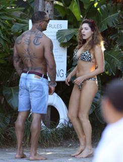 Kelly Brook feet photo thumbnail