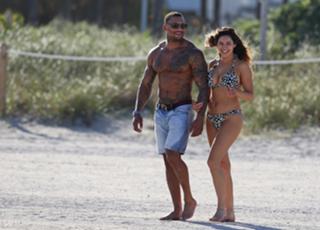 Kelly Brook feet photo thumbnail