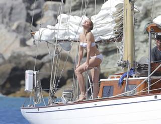 Cameron Diaz feet photo thumbnail
