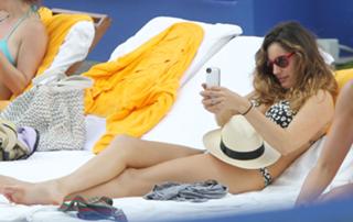 Kelly Brook feet photo thumbnail