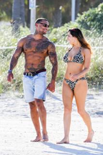 Kelly Brook feet photo thumbnail